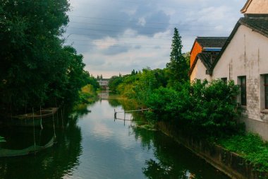 Görünüm eski kırsal Jiaxing, Çin yakınındaki nehrin kıyısında evler.
