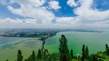 Dianchi Gölü'nden Batı Hills, Kunming, Çin'in havadan görünümü