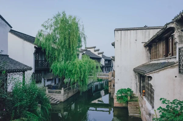 Παραδοσιακά Κινέζικα Μαύρα Και Άσπρα Σπίτια Από Ποτάμι Στο Κέντρο — Φωτογραφία Αρχείου