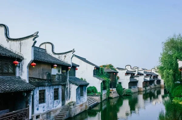 Geleneksel Çince siyah beyaz evler Nehri şehir Jiaxing, Çin