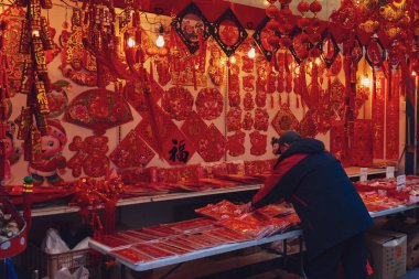 New York City, Amerika Birleşik Devletleri - 11 Ocak 2019: domuz yılı Çin ay yeni yıl yaklaşıyor gibi bir müşteri için Çin yeni yıl süslemeleri Chinatown, bir dükkanda alışveriş