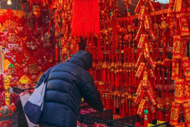 New York City, Amerika Birleşik Devletleri - 11 Ocak 2019: domuz yılı Çin ay yeni yıl yaklaşıyor gibi bir müşteri için Çin yeni yıl süslemeleri Chinatown, bir dükkanda alışveriş