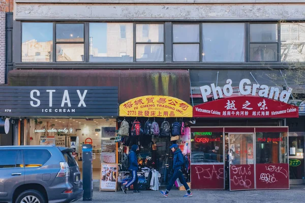 New York City, Amerika Birleşik Devletleri - 11 Ocak 2019: Manhattan, Çin mahallesinde Çince ve İngilizce sokak işaretleri sokak görünümü