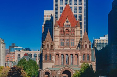 Trinity Kilisesi ve Copley Square, Boston, ABD içinde gökdelenler cephe görünümü