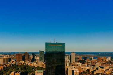 Binalar ve evler Boston, ABD gün batımında, mavi gökyüzü altında havadan izleme