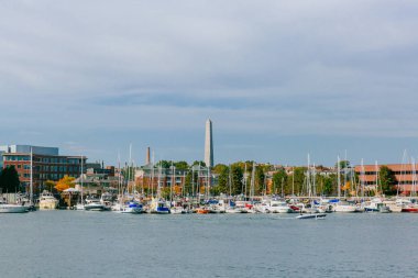 Bunker Hill Anıtı görünümünü üzerinde tekne Charles River Charlestown'da, Boston, ABD