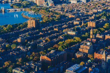 Back Bay bölgesinde Charles River gün batımında, Boston, ABD, evlerin havadan izleme