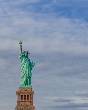 Özgürlük Anıtı'nın görünümü karşı gökyüzü ve bulutlar, New York City, Amerika Birleşik Devletleri