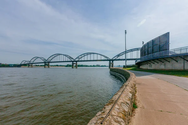 Blick Auf Die Hundertjährige Brücke Über Den Fluss Mississippi Davenport — Stockfoto