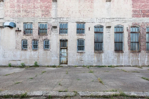 Fasáda Opuštěné Budově Okna Dveře — Stock fotografie