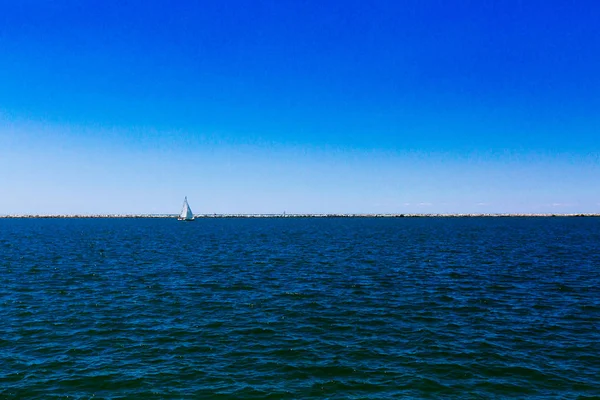 Cleveland, ABD mavi gökyüzü altında Erie Gölü üzerinden yelkende görünümünü