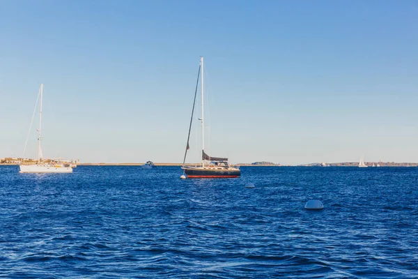 Vista Barcos Sobre Agua Bajo Cielo Azul Boston Harbor Boston — Foto de Stock