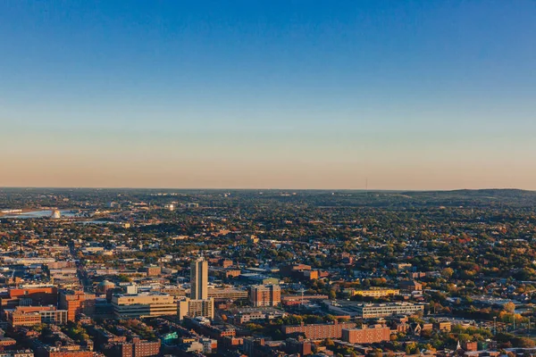 米国のボストンに日没で 青い空の下の建物の航空写真ビュー — ストック写真