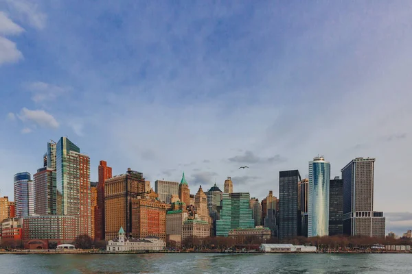 Vista Edificios Rascacielos Del Centro Manhattan Sobre Agua Ciudad Nueva — Foto de Stock