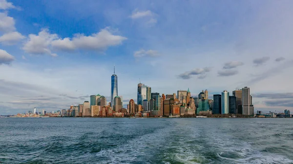 Vista Edifícios Arranha Céus Centro Manhattan Sobre Água Nova York — Fotografia de Stock