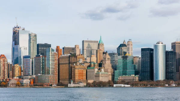 Pohled Budovy Mrakodrapy Centru Manhattanu Nad Vodou New York City — Stock fotografie