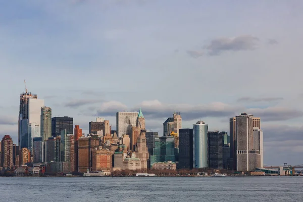Byggnader Och Skyskrapor Centrala Manhattan Över Vattnet New York City — Stockfoto