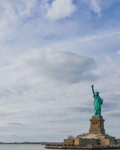 Vista Estatua Libertad Con Vistas Agua Bajo Cielo Las Nubes — Foto de Stock