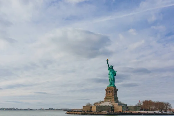 View Statue Liberty Overlooking Water Sky Clouds New York City — Stock Photo, Image