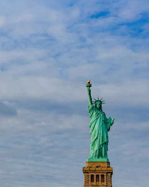 Θέα Από Άγαλμα Της Ελευθερίας Ενάντια Του Ουρανού Και Σύννεφα — Φωτογραφία Αρχείου