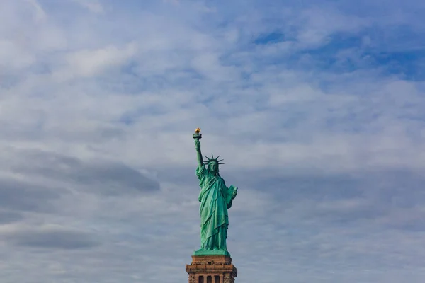 Nézd Szabadság Szobor Ellen Sky Clouds New York City Amerikai — Stock Fotó