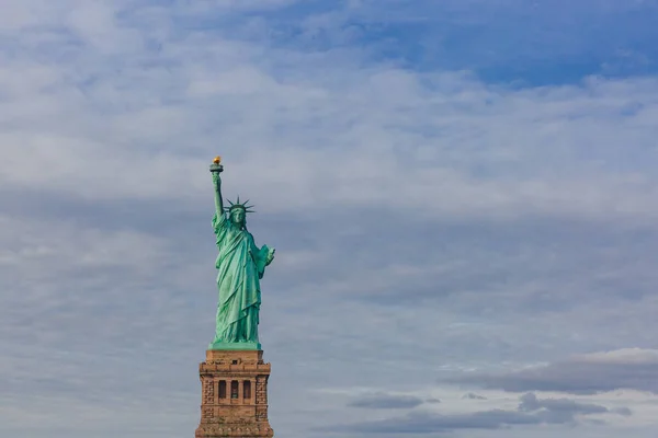 하늘과 뉴욕시 미국에서에 자유의 신상의 — 스톡 사진