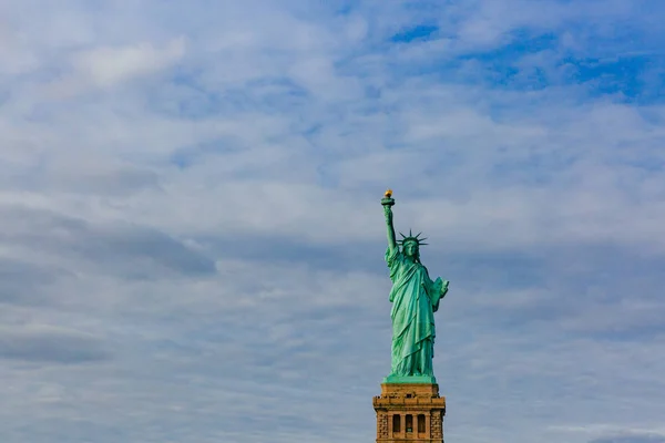 Vista Estatua Libertad Contra Cielo Las Nubes Nueva York — Foto de Stock