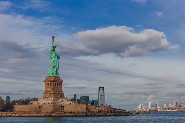 Vista Estatua Libertad Con Vistas Los Edificios Jersey City Manhattan — Foto de Stock