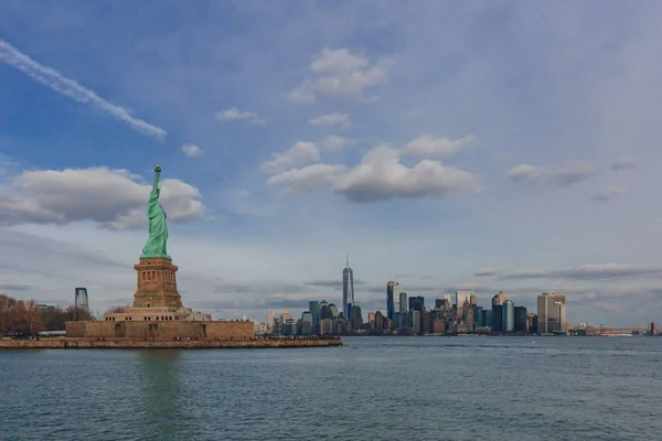 View Statue Liberty Overlooking Buildings Downtown Manhattan Water New York — Stock Photo, Image