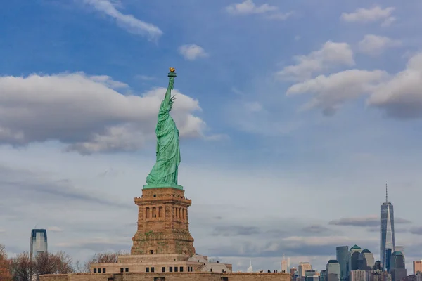 자유의 신상이 내려다 보이는 맨하탄 미국에서의 건물의 — 스톡 사진