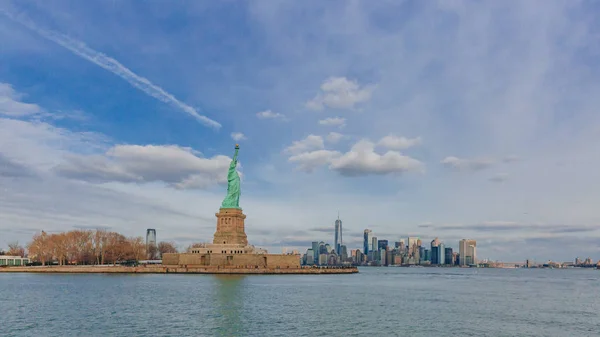 View Statue Liberty Overlooking Buildings Downtown Manhattan Water New York — Stock Photo, Image