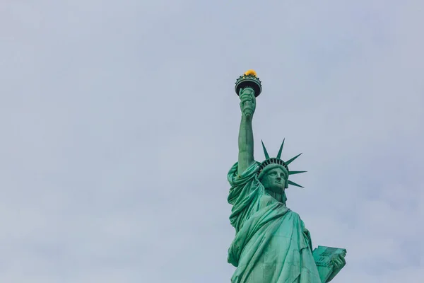 Θέα Από Άγαλμα Της Ελευθερίας Ενάντια Του Ουρανού Και Σύννεφα — Φωτογραφία Αρχείου