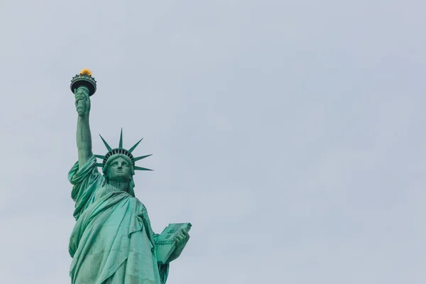 Vista Estatua Libertad Contra Cielo Las Nubes Nueva York — Foto de Stock