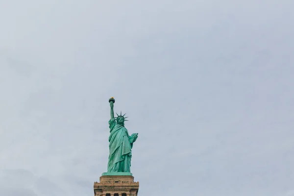 Vista Estatua Libertad Contra Cielo Las Nubes Nueva York — Foto de Stock