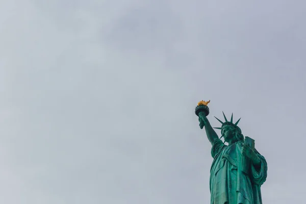 Vista Estatua Libertad Contra Cielo Las Nubes Nueva York — Foto de Stock