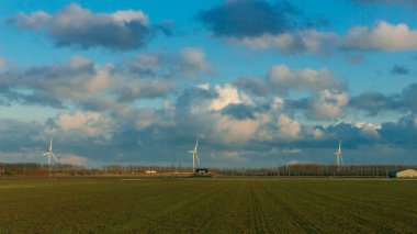 Gökyüzü ve bulutlar Rotterdam, Hollanda yakınındaki Hollanda kırsal alanlarının görünümü