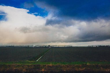 Gökyüzü ve bulutlar Hollanda Amsterdam yakınındaki Hollanda kırsal alanlarının görünümü