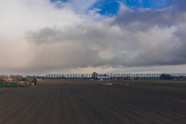 Gökyüzü ve bulutlar Hollanda Amsterdam yakınındaki Hollanda kırsal alanlarının görünümü