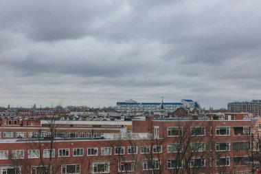 Evler ve binalar şehrin Rotterdam Hollanda'nın Rotterdam, bulutlu gökyüzü altında görünümü