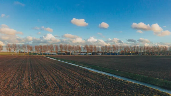 荷兰鹿特丹附近荷兰乡村天空和云层下的田野景观 — 图库照片