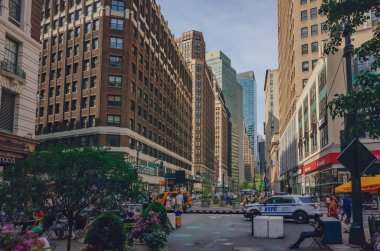 New York City, Amerika Birleşik Devletleri - 17 Haziran 2018: giysi bölge Urban Garden BM yaz başında günde zevk yerliler Manhattan Broadway inbetween gökdelenler.