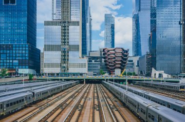 New York City, Amerika Birleşik Devletleri - 24 Haziran 2018: Görünümü Hudson Yard ve gökdelenler Manhattan'ın parça ve trenler