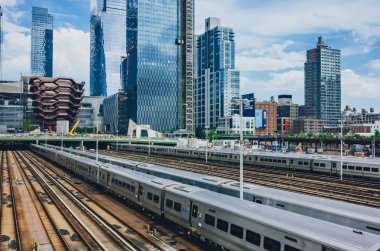 New York City, Amerika Birleşik Devletleri - 24 Haziran 2018: Görünümü Hudson Yard ve gökdelenler Manhattan'ın parça ve trenler