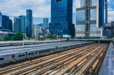 New York City, Amerika Birleşik Devletleri - 24 Haziran 2018: Görünümü Hudson Yard ve gökdelenler Manhattan'ın parça ve trenler