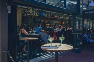 Boston, ABD: 20 Mayıs 2017: Şehir Boston Quincy Market Faneuil Hall pazarda restoranlarda yemek yerli