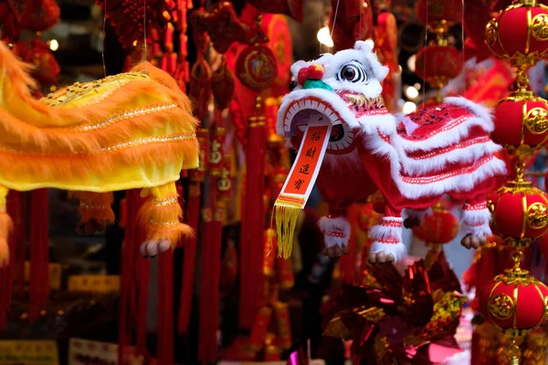 New York City, Amerika Birleşik Devletleri - 6 Şubat 2019: Manhattan mahallesinde bir dükkanda bahar festival döneminde geleneksel Çince yeni yıl süslemeleri satıyor.