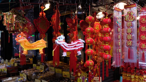 New York City, Amerika Birleşik Devletleri - 6 Şubat 2019: Manhattan mahallesinde bir dükkanda bahar festival döneminde geleneksel Çince yeni yıl süslemeleri satıyor.
