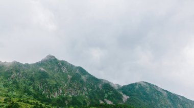 Dağ sırtlar bulutlar ve sis Dali, Yunnan, Çin dağlarında Cangshan üstüne altında görünümü