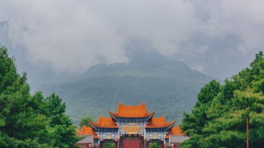 Cangshan Dali, Yunnan, Çin için bulutlar kaplı dağlar karşı Chongsheng tapınağında geleneksel Çin mimarisi görünümünü