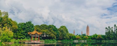 Chongsheng Tapınağı pagodadan Cangshan Dali, Yunnan, Çin için bulutlar kaplı dağlar karşı su üzerinde görünümünü